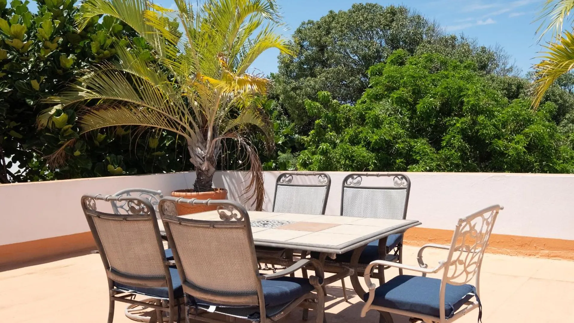 Multi-Unit Beachside Complex For Up To 15 Guests San Juan